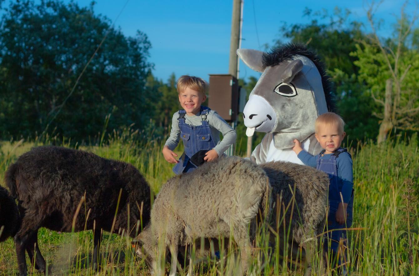 Uno, får och glada kids